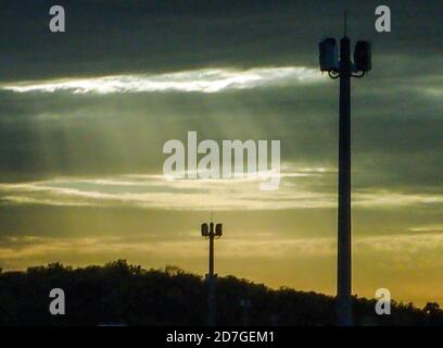Cremlingen, Deutschland. Oktober 2020. (KORRIGIERT DIE STADT IN DER BILDUNTERSCHRIFT) Masten mit Kameras befinden sich entlang der A39 bei Cremlingen im Licht der untergehenden Sonne. Die Masten erfassen Fahrverhalten und Verkehrsfluss und liefern Forschern echte Verkehrsdaten aus Tests für automatisierte und vernetzte Fahrzeuge. Quelle: Stefan Jaitner/dpa/Alamy Live News Stockfoto