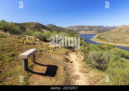 Malerische Luftlandschaftsaussicht Lake Hodges Bernardo Mountain Holzbank. San Dieguito River Park Küste nach Crest Wanderweg Sunny Day Blue Skyline Stockfoto