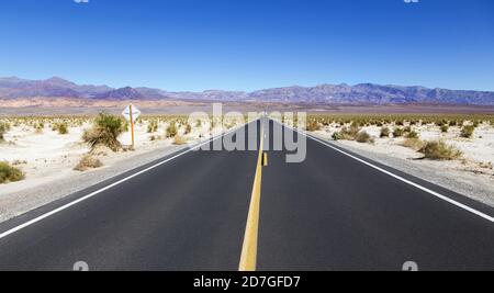 Fahren Sie auf dem berühmten State Highway 190 von Panamint Springs zu den Distant Mountains und Towne Pass im Death Valley National Park, Kalifornien, USA Stockfoto