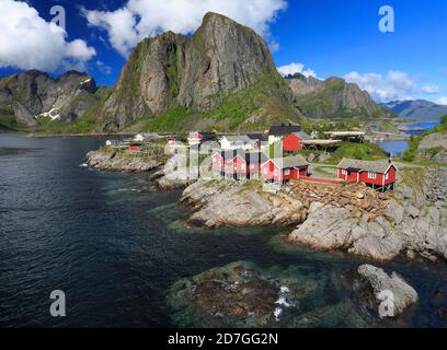 Traditionelle rote norwegische Fischerhütten an der Grenze des Ozeans, Hamnoy Insel in Lofoten, Nordnorwegen Stockfoto