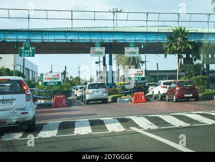 Am berühmten Uthandi toll Plaza auf der landschaftlich schönen East Coast Road warten Autos in der Schlange. Stockfoto