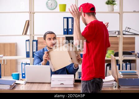 Mann, der Pizza ins Büro bringt Stockfoto