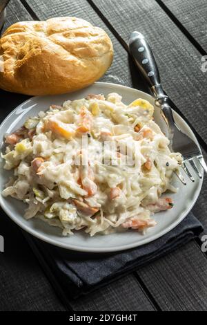 Koleslaw. Salat aus geschreddertem Weißkohl und geriebener Karotte mit Mayonnaise auf dem Teller. Stockfoto