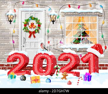 Weihnachtliche Fassadendekoration mit 2021 fetten Buchstaben. Eingang zum Vorstadthaus mit Kranz, Glocken, Girlande Lichter dekoriert. Weihnachtsgrüße. Neujahr und Weihnachtsfeier. Flache Vektorgrafik Stock Vektor