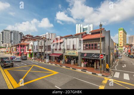 Singapur - 4. Dezember 2019: Straßenansicht von Chinatown Singapur bei sonnigem Tag mit Touristenläden in Singapurs altem Erbe Chinatown. Stockfoto