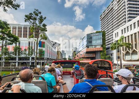 Singapur - 4. Dezember 2019: Die Leute schauen sich die Sehenswürdigkeiten von Singapur mit dem Hop-on-Hop-off-Bus an - gehen Sie entlang der North Bridge Straße in Singapur. Stockfoto