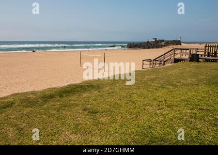 Holztreppe, die vom Grassufer zum Strand führt Ferienresort Stockfoto