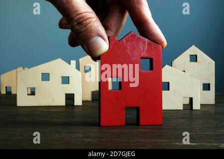 Hand hält Haus. Auswahl von Immobilien oder Immobilien Bewertung. Stockfoto