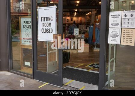 Umkleideraum geschlossene Beschilderung ist neben anderen COVID-19 Sicherheitsschilder in einem Urban Outfitters Shop in Tigard, Oregon, während einer Pandemie-Herbstsaison zu sehen. Stockfoto