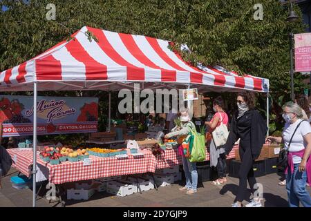 Maskierte Käufer und Verkäufer auf dem Saturday Farmers Market in Lake Oswego, Oregon, am 29. August 2020 während der Coronavirus-Pandemie. Stockfoto