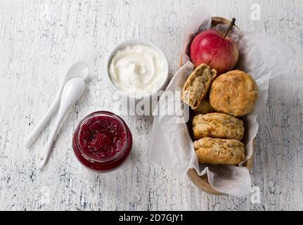 Apfelskones mit Frischkäse und Preiselbeermarmelade, Draufsicht Stockfoto