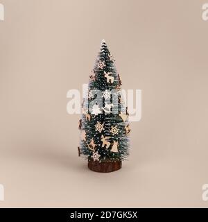 Zero Waste Weihnachtsbaum auf eleganten biege Hintergrund. Minimalkonzept. Stockfoto