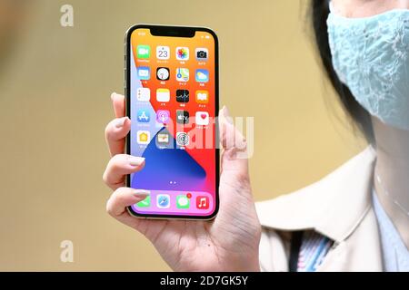 Tokio, Japan. Oktober 2020. Apples 5G neue iPhone 12-Serie wird am 23. Oktober 2020 in einem Apple Store in Tokio, Japan, zu sehen sein. Quelle: Naoki Nishimura/AFLO/Alamy Live News Stockfoto