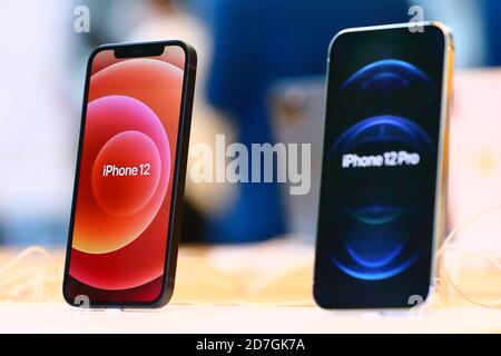 Tokio, Japan. Oktober 2020. Apples 5G neue iPhone 12-Serie wird am 23. Oktober 2020 in einem Apple Store in Tokio, Japan, zu sehen sein. Quelle: Naoki Nishimura/AFLO/Alamy Live News Stockfoto