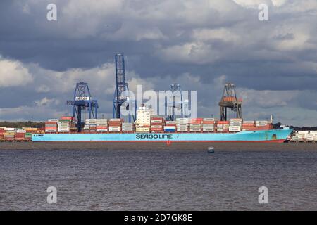Das Containerschiff dockte im Hafen von Felixstowe, Suffolk, Großbritannien an. Stockfoto