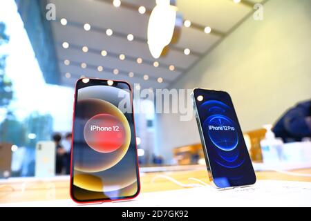 Tokio, Japan. Oktober 2020. Apples 5G neue iPhone 12-Serie wird am 23. Oktober 2020 in einem Apple Store in Tokio, Japan, zu sehen sein. Quelle: Naoki Nishimura/AFLO/Alamy Live News Stockfoto