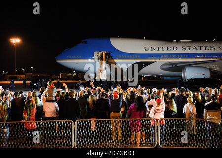 Nashville, USA. Oktober 2020. Nashville, Tennessee - 22. Oktober 2020: Präsident Donald J. Trump und First Lady Melania Trump verlassen Daumen nach oben Auf Wiedersehen auf Air Force One am Donnerstag Abend nach der letzten Präsidentschaftsdebatte am 22. Oktober 2020 in Nashville, Tennessee. Kredit: Adrian E Morales/der Fotozugang Gutschrift: Der Fotozugang/Alamy Live Nachrichten Stockfoto