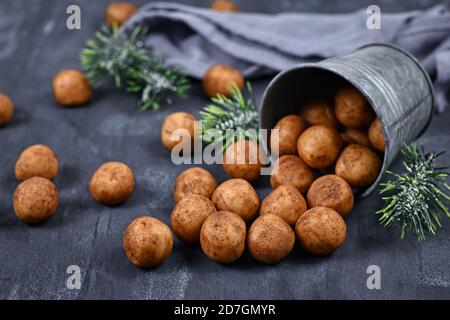 Traditionelle deutsche Weihnachtsbonbons genannt 'Marzipankartoffeln'. Runde kugelförmige Mandelpaste Stücke mit Zimt und Kakaopulver bedeckt Stockfoto
