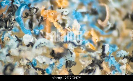 Kunststoff wird in Wasserbecken und schrittweise durch Sonne und Wellen zerstört. Plastische Teilchen sammeln sich in Felder und Klumpen auf der Wasseroberfläche und in der t Stockfoto