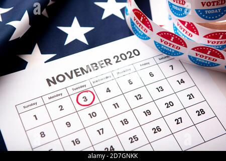 2020. November Präsidentschaftswahl Datum auf Kalender-Konzept. Rot weiß und blau Farben und die amerikanische Flagge. Stockfoto