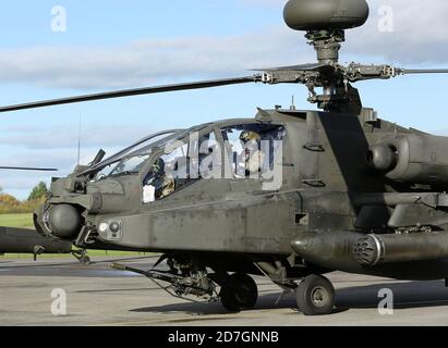 Army Air Corps AH-64 Apache-Hubschrauber in Gloucester Staverton zum Nachtanken. Stockfoto