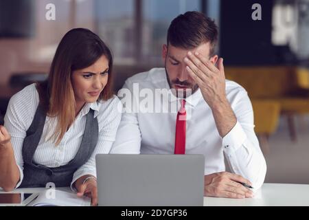 Geschäftskonflikt. Geschäftsleute, die im Büro über das Dokument streiten Stockfoto
