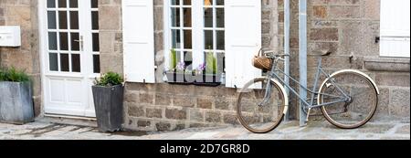 Fahrrad auf einer Hausfassade platziert Stockfoto