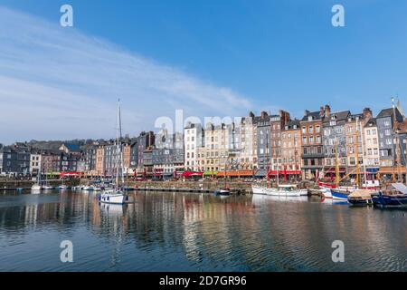 Honfleur, Frankreich -15. April 2019 : Hafen von Honfleur, Frankreich, Normandie, traditionelle Häuser und Boote im alten Hafenbecken. Stockfoto