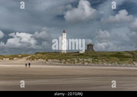 Blaavand Beach Leuchtturm an der Nordseeküste an einem windigen Tag, Dänemark Stockfoto