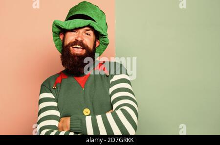 Bärtigen elf. Winter Karneval. St Patricks Day. Hipster mit Bart tragen grüne Kostüm für Party. Fröhlicher mann Urlaub feiern. Weihnachten Elf. Elf-Konzept. Traditionen und Bräuche. Gerne feiern. Stockfoto