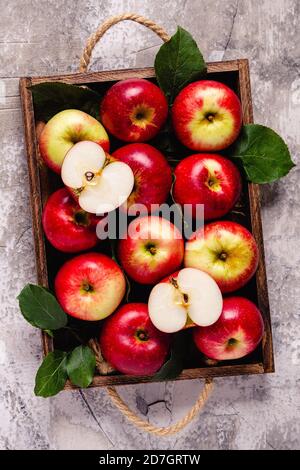 Reife rote Äpfel in Holzkiste. Draufsicht mit Kopierbereich. Stockfoto
