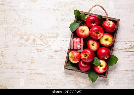 Reife rote Äpfel in Holzkiste. Draufsicht mit Kopierbereich. Stockfoto
