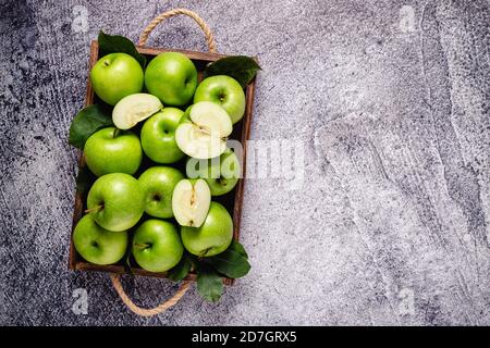 Reife grüne Äpfel in Holzkiste. Draufsicht mit Kopierbereich. Stockfoto