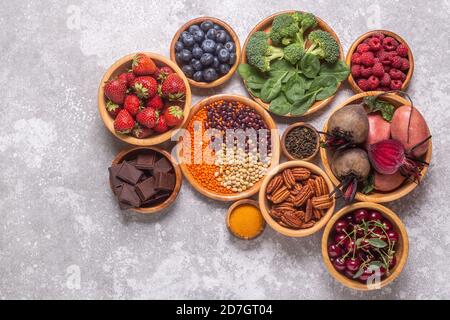 Gesunde Lebensmittel mit hohen Antioxidantien, Ansicht von oben. Stockfoto