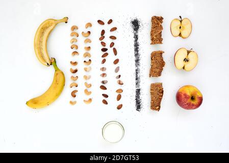 Zusammensetzung der Zutaten für die Herstellung von Fruchtchips und Pastillen auf einem weißen Tisch. Stockfoto