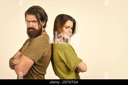 Teampaar. Bärtiger Mann und Frau. Mode und Schönheit. Valentinstag. Beziehung und Dating. Modernes Paar. Wie männliche Kosmetika sich von weiblichen unterscheiden. Mann mit Freundin. Verliebte Paare. Stockfoto
