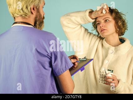 Diagnosekonzept. Fragen Sie nach Beschwerden. Verschreiben Sie Tests und Behandlung. Arbeiten Sie mit kranken Patienten. Anamnese. Arzt kommuniziert mit Frau. Medizinische Behandlung. Symptome einer Virusinfektion. Medizinische Hilfe. Stockfoto