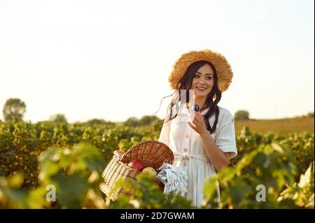 Mädchen mit einem Weidenkorb mit Früchten. Stockfoto