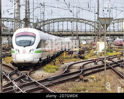 München, Bayern, Deutschland. Oktober 2020. Ein Intercity Express der Deutschen Bahn fährt in den Münchner Hauptbahnhof ein. Quelle: Sachelle Babbar/ZUMA Wire/Alamy Live News Stockfoto