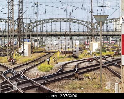 München, Bayern, Deutschland. Oktober 2020. Leere Bahngleise der Deutschen Bahn in München mit der Hackerbrücke im Hintergrund. Am 26.10 wird es Warnstreiks geben, die den öffentlichen Nahverkehr der Stadt beeinflussen, der diese Strecken teilweise nutzt. Quelle: Sachelle Babbar/ZUMA Wire/Alamy Live News Stockfoto