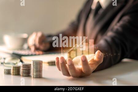 Finanzwachstumsdiagramm auf der Hand, Geschäftsleute dokumentieren Bürofinanzierung, finanzielle Ideen und Kreditinvestitionen. Stockfoto