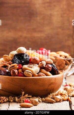 Gesunde Ernährung: Nüsse und Trockenfrüchte, Vintage Holzhintergrund, selektiver Fokus Stockfoto