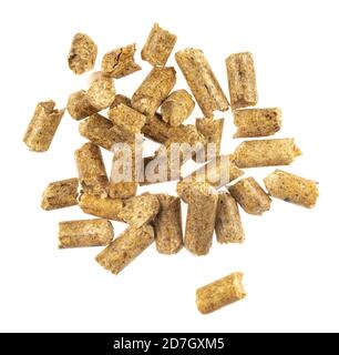 Braune Holzpellets isoliert weißen Hintergrund. Natürliche Stapel von Holzpellets. Bio-Biokraftstoffe Textur. Alternativer Biokraftstoff aus Sägemehl. Die Katze litte Stockfoto