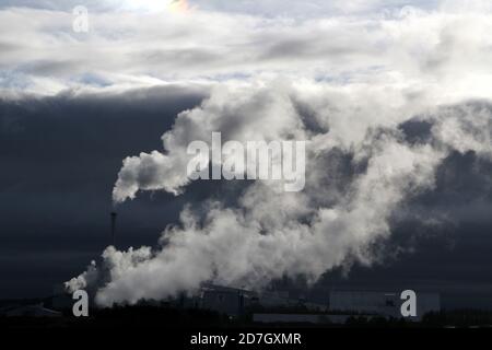 Shewalton, North Ayrshire, Scotland, UK, Caledonian Paper Mill, Dampf aus der Mühle reflektiert in Wasser Stockfoto