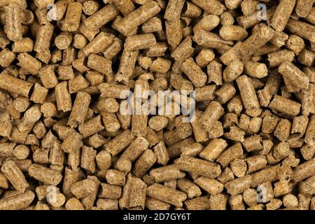 Braune Holzpellets Textur Hintergrund. Natürliche Stapel von Holzpellets. Bio-Biokraftstoffe. Alternativer Biokraftstoff aus Sägemehl. Der Katzenstreu. Haufen von compr Stockfoto