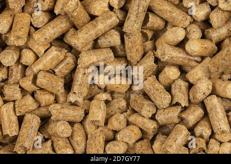 Braune Holzpellets Textur Hintergrund. Natürliche Stapel von Holzpellets. Bio-Biokraftstoffe. Alternativer Biokraftstoff aus Sägemehl. Der Katzenstreu. Haufen von compr Stockfoto