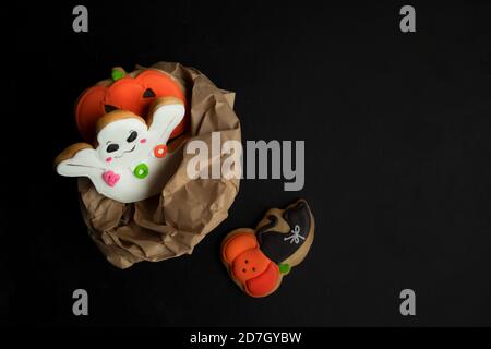 Halloween-Paket mit Horror Lebkuchen Cookies auf schwarzem Hintergrund mit Platz für Text. Stockfoto