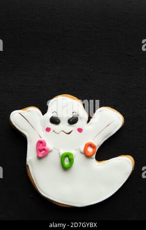 Lebkuchen Lebkuchen in Form eines Gespenstes für halloween auf dunklem Hintergrund mit Platz für Text. Stockfoto