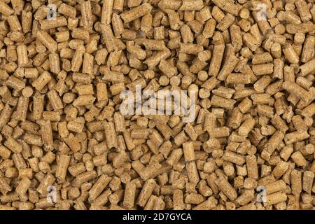 Braune Holzpellets Textur Hintergrund. Natürliche Stapel von Holzpellets. Bio-Biokraftstoffe. Alternativer Biokraftstoff aus Sägemehl. Der Katzenstreu. Haufen von compr Stockfoto