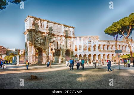 ROM - MÄRZ 31: Konstantinsbogen und Kolosseum beim Forum Romanum in Rom, Italien, 31. März 2019 Stockfoto